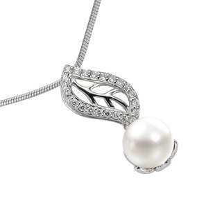 Stříbrný  přívěsek zdobený přírodní perlou a křišťálem
