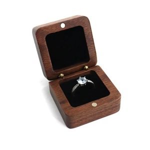 OLIVIE Dřevěná krabička na prsten OŘECH 7535