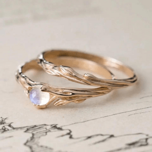 OLIVIE Dva stříbrné prsteny MĚSÍČNÍ KÁMEN 7757 Velikost prstenů: 10 (EU: 62-64) Ag 925; ≤3,8 g.
