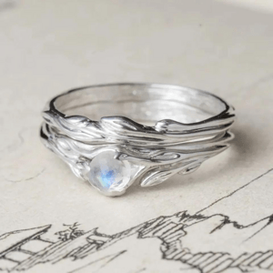 OLIVIE Dva stříbrné prsteny MĚSÍČNÍ KÁMEN 7758 Velikost prstenů: 9 (EU: 59-61) Ag 925; ≤3,8 g.
