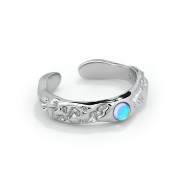 OLIVIE Stříbrný prsten MĚSÍČNÍ KÁMEN 5579 Ag 925; ≤2,7 g.