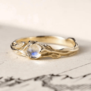 OLIVIE Stříbrný prsten MĚSÍČNÍ KÁMEN 7753 Velikost prstenů: 8 (EU: 57-58) Ag 925; ≤2,2 g.
