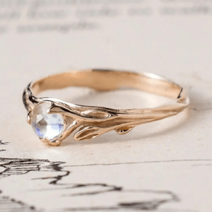 OLIVIE Stříbrný prsten MĚSÍČNÍ KÁMEN 7754 Velikost prstenů: 6 (EU: 51-53) Ag 925; ≤2,2 g.