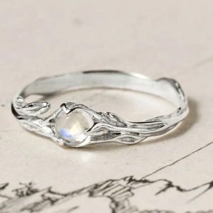 OLIVIE Stříbrný prsten MĚSÍČNÍ KÁMEN 7755 Velikost prstenů: 6 (EU: 51-53) Ag 925; ≤2,2 g.
