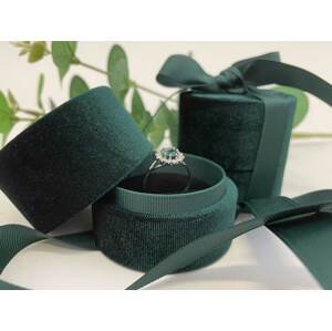 JK Box Smaragdová dárková krabička na prsten se stužkou LTR-3/P/A19
