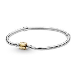 Pandora Elegantní stříbrný náramek se zlatou sponou 599347C00 17 cm