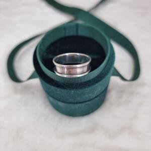 Aranys Stříbrný hladký patinovaný prsten, 68 02452