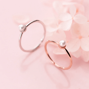 Aranys Stříbrný prsten s bílou perlou, Rose Gold 56433
