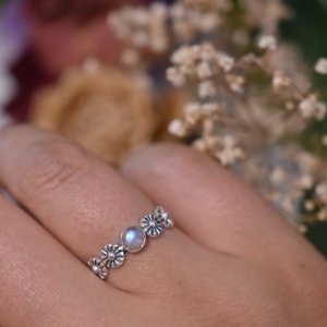 Aranys Stříbrný prsten s měsíčním kamenem, kytičky, 51 00891