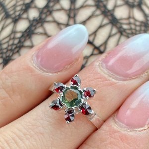 Granát Stříbrný prsten květ s českým granátem a vltavínem, 55, Rhodiování 01842