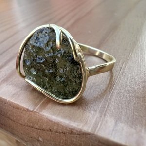 Aranys Zlatý prsten se surovým vltavínem Kalli, 3,77 g 56304