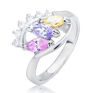 Lesklý prsten stříbrné barvy - elipsa s barevnými zirkony - Velikost: 55