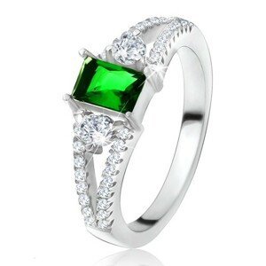 Prsten - obdélníkový zelený kámen, rozvětvená ramena, čiré zirkony, stříbro 925 - Velikost: 50