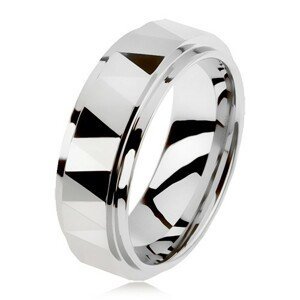Wolframový broušený prsten stříbrné barvy, trojúhelníky, vyvýšený středový pás - Velikost: 55