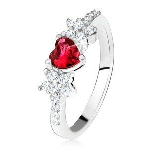 Prsten s červeným srdíčkovitým kamenem a kvítky, čiré zirkonky, stříbro 925 - Velikost: 49