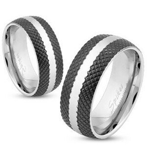 Ocelový prsten s černým mřížkovaným povrchem, lesklý pás stříbrné barvy, 8 mm - Velikost: 66