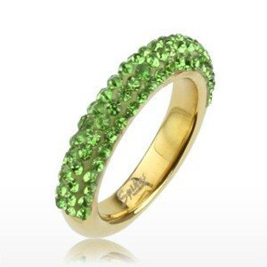 Třpytivý prsten zlaté barvy z oceli, linie světle zelených kamínků - Velikost: 49