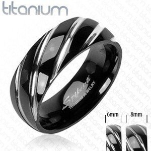 Titanový prsten černé barvy - úzké šikmé zářezy ve stříbrném odstínu - Velikost: 71