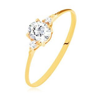 Blýskavý prsten ze žlutého 14K zlata - čirý oválný zirkon, dva kulaté zirkonky - Velikost: 50