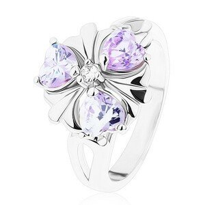 Prsten ve stříbrném odstínu, kvítek s fialovými zirkonovými srdíčky - Velikost: 52