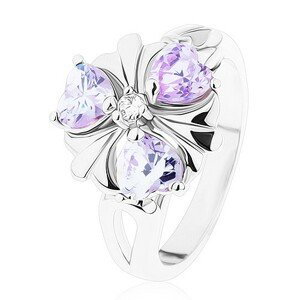 Prsten ve stříbrném odstínu, kvítek s fialovými zirkonovými srdíčky - Velikost: 51