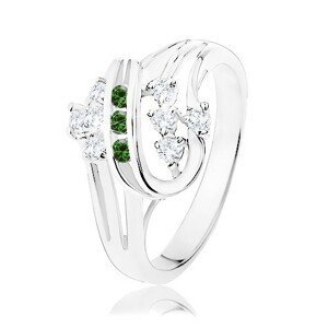 Prsten stříbrné barvy, zatočené linie zdobené čirými a zelenými zirkony - Velikost: 51