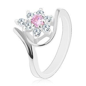 Lesklý prsten ve stříbrném odstínu, zahnutá ramena, růžovo-čirý kvítek - Velikost: 50