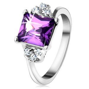 Lesklý prsten se stříbrnou barvou, obdélníkový fialový zirkon, drobné zirkonky  - Velikost: 60