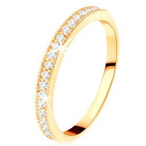 Zlatý prsten 585 - čirý zirkonový pás s vyvýšeným vroubkovaným lemem - Velikost: 62