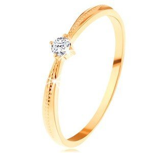 Zásnubní prsten ve žlutém 14K zlatě - kulatý čirý zirkon, vroubky na ramenech - Velikost: 62