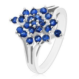 Lesklý prsten - stříbrná barva, rozvětvená ramena, tmavomodré kulaté zirkony - Velikost: 49