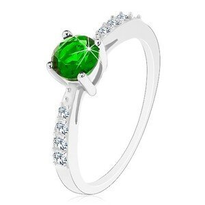 Stříbrný 925 prsten, lesklá ramena vykládaná čirými zirkonky, zelený zirkon - Velikost: 52