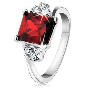 Prsten ve stříbrné barvě, obdélníkový červený zirkon, čiré zirkonky - Velikost: 51