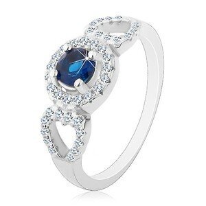 Prsten ze stříbra 925, kulatý modrý zirkon, blýskavé obrysy srdcí po stranách - Velikost: 61