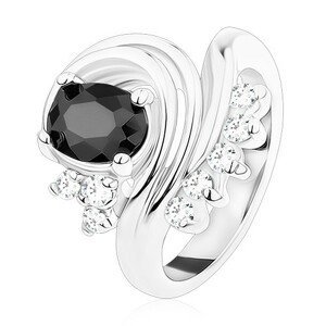Prsten stříbrné barvy, černý oválný zirkon, zatočené linie, čiré zirkonky - Velikost: 49