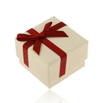 Papírová dárková krabička v béžovém odstínu, bordó stužka s mašlí