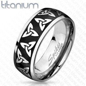 Titanový prsten stříbrné a černé barvy, lesklé okraje, keltské symboly, 8 mm - Velikost: 62
