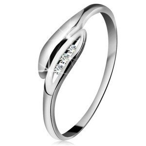 Briliantový prsten v bílém 14K zlatě - mírně zahnuté lístečky, tři čiré diamanty - Velikost: 54