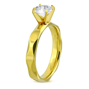Zásnubní prsten z chirurgické oceli zlaté barvy, broušená ramena, čirý zirkon - Velikost: 51