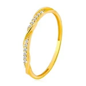 Prsten ze žlutého 14K zlata - čirá zirkonová kontura protkaná lesklou a hladkou linií - Velikost: 49