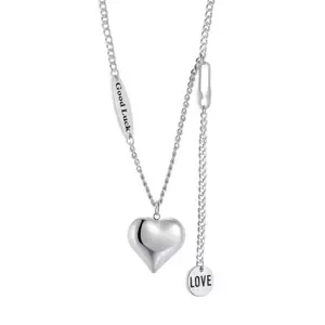 Ocelový náhrdelník - velké srdce, razítka s nápisy "Good Luck" a "LOVE".