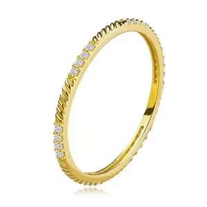 Jemný prsten ze žlutého zlata 585 - řada kulatých zirkonů, šikmé zářezy - Velikost: 51