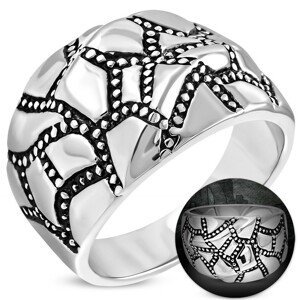 Mohutný ocelový prsten stříbrné barvy, zvlněný povrch, patinované pásy - Velikost: 57