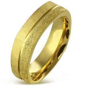 Hranatý prsten z chirurgické oceli zlaté barvy - pískovaný a saténový pás, 7 mm - Velikost: 55
