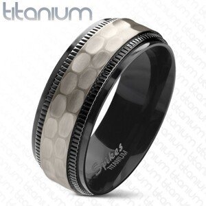 Titanový prsten, černé vroubkované okraje, broušený matný středový pás, 8 mm - Velikost: 68