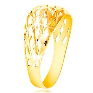 Prsten ze žlutého 14K zlata - mřížka z tenkých blýskavých linií, drobné zářezy - Velikost: 50