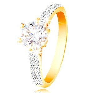 Prsten ve 14K zlatě - třpytivý čirý zirkon v ozdobném kotlíku, zirkonová ramena - Velikost: 54