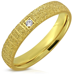 Blýskavý ocelový prsten zlaté barvy - pískovaný povrch, zářezy, zirkon, 4 mm - Velikost: 47