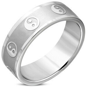 Širší prsten z chirurgické oceli - symbol jin a jang, matný pás, lesklé hrany, 8 mm - Velikost: 57