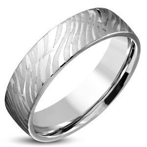 Lesklý ocelový prsten stříbrné barvy - matný motiv zebry, 6 mm - Velikost: 62